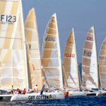 Six voiliers alignés sur l'eau
