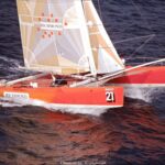 Zoom sur un voilier de régate naviguant sur la mer