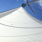 Zoom sur une génois enrouleur classique de croisière - Voiles & nautisme