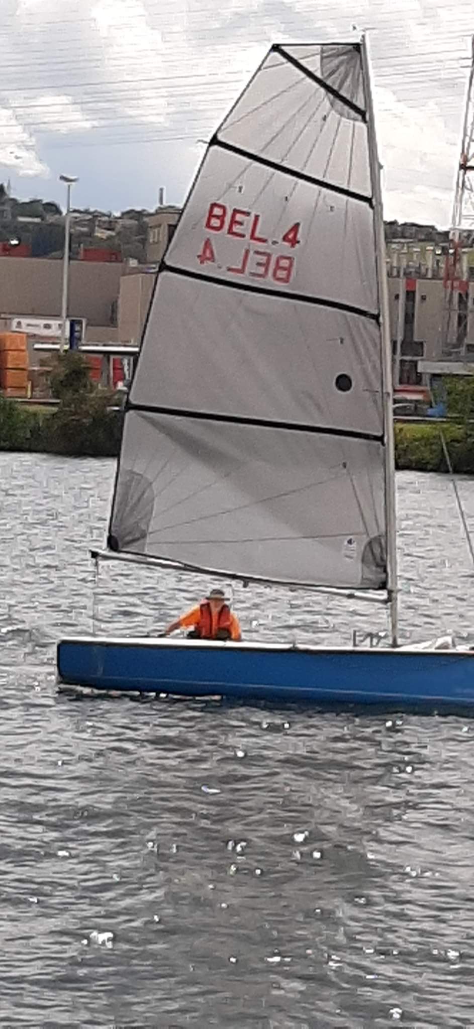 Zoom sur une grand-voile sur mesure en Mylar