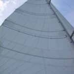 Zoom sur une grand-voile fullbatten triradiale