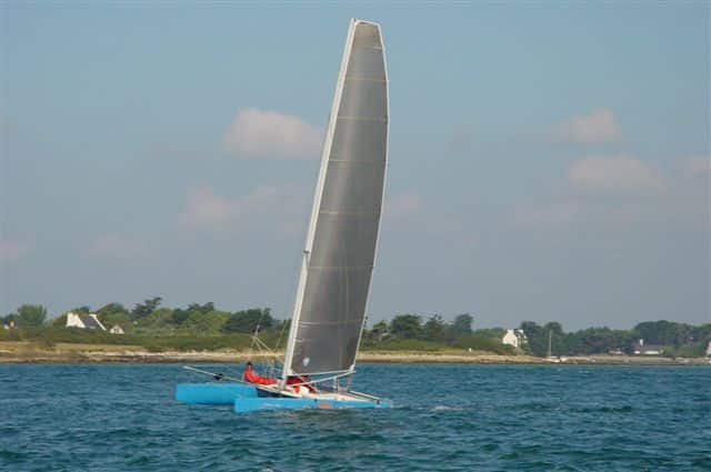 Catamaran de sport équipé d'une grand-voile en Mylar naviguant sur l'eau