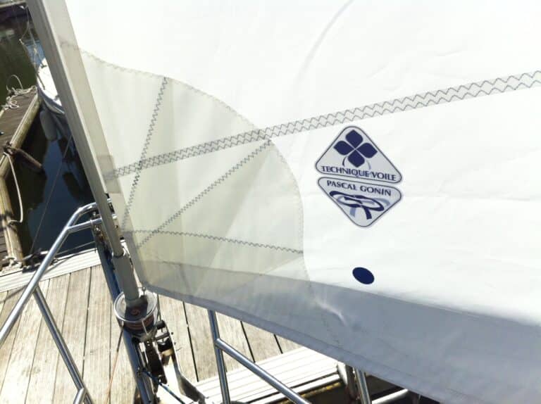 Zoom sur le point d'amure d'un génois enrouleur classique réalisé par Technique Voile