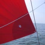 Zoom sur une voile spi triradiale rouge
