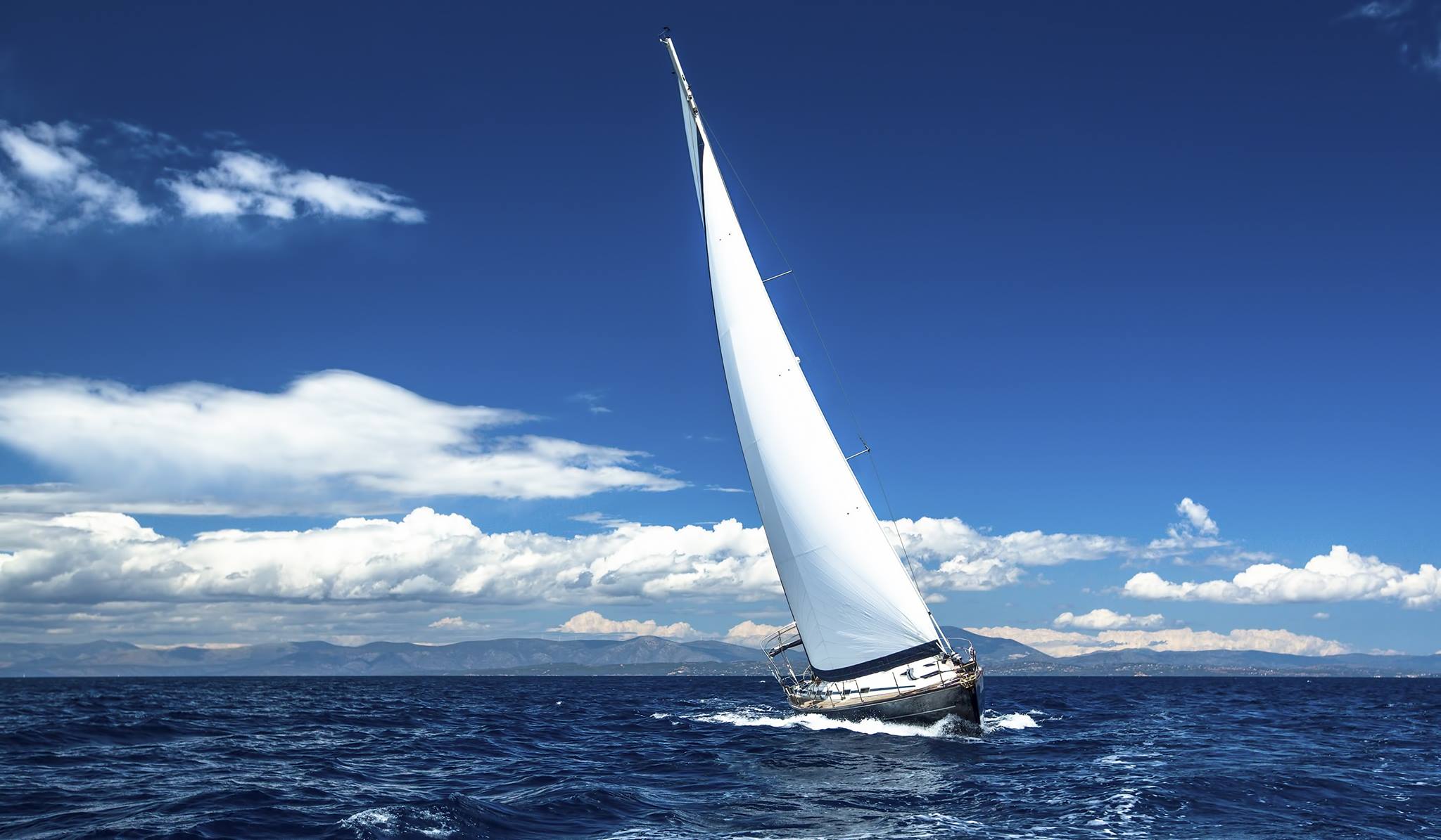 Grand voilier blanc naviguant sur la mer
