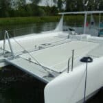 Installation d'un trampoline sur mesure sur un catamaran