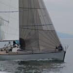 Voilier équipé d'une voile de régate Technique Voile naviguant sur la mer
