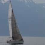 Voilier équipé d'une voile de régate confectionnée par Technique Voile et naviguant sur l'eau