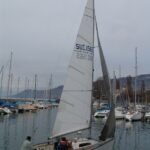 Voilier équipé d'une voile de régate IRC IOR naviguant sur l'eau