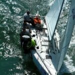 Voilier équipé d'une voile de régate monotype
