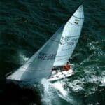 Voilier naviguant sur la mer