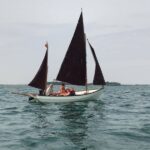 Voilier équipé d'une voile classique drascombe