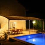 Pergola sur mesure au bord d'une piscine