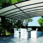Pergola sur mesure dans un jardin