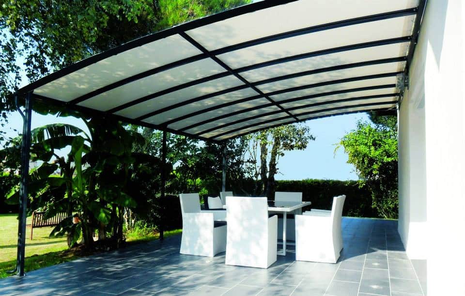 Pergola sur mesure dans un jardin