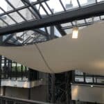 Installation de voiles intérieures pour améliorer l'acoustique d'un grand volume