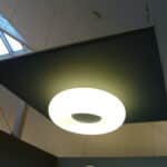 Installation de panneaux suspendus pour améliorer l'acoustique d'une pièce