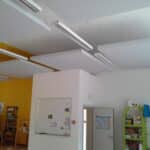 Installation de panneaux suspendus pour améliorer l'acoustique d'une pièce
