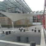 Structure métallo-textile dans un parc scientifique