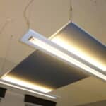 Installation de panneaux suspendus pour améliorer l'acoustique d'une pièce
