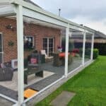 Fermeture de terrasse Ziptrak® transparente, offrant une protection contre le vent avec un effet brise-vue chez un particulier