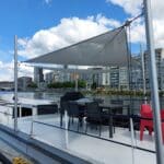 La péniche ALOA rbnb arbore des voile enroulable sur le pont-terrasse pour une protection solaire.