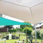 Meltem voile d'ombrage triangulaire dans un petit jardin