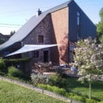 Voile triangulaire grise pour terrasse d'une maison