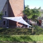 Meltem voile d'ombrage triangulaire dans un petit jardin