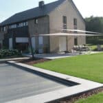 Meltem voile d'ombrage sur la terrasse en bord de piscine d'une maison classique