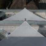 Meltem voile d'ombrage sur les terrasses d'un bâtiment