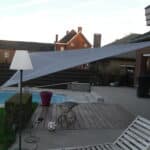 Meltem voile d'ombrage sur la terrasse accueillante d'une maison classique