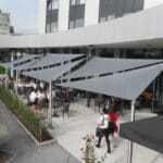 Installation de voiles d'ombrage Pampero sur la terrasse d'un restaurant.