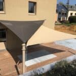 Installation d'une voile d'ombrage Pampero sur une terrasse