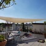 Mise en place d'une voile d'ombrage Pampero sur la terrasse d'un particulier