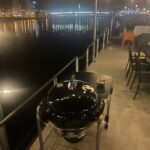 Aperçu des voiles d'ombrage Pampero enroulables installées sur la péniche ALOA, le soir.