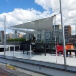 Aperçu des voiles d'ombrage Pampero enroulables installées sur la péniche ALOA, un AirBnb à Liège.