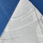 Zoom sur une grand-voile semi lattée posée sur un first 260