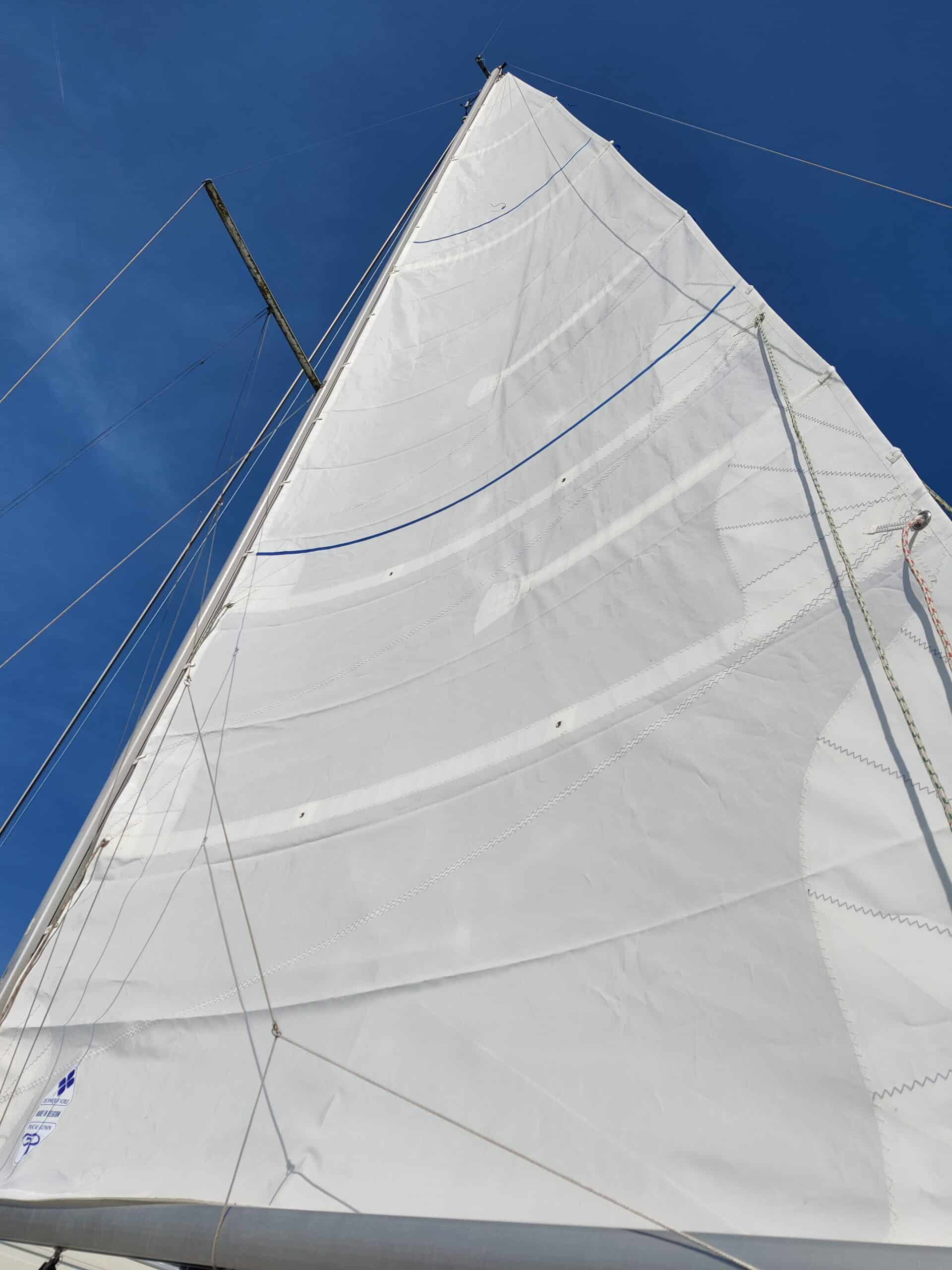 Zoom sur une grand-voile semi lattée posée sur un first 260