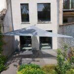Système voile enroulable pour moduler l'ombre dans un petit jardin