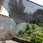 Système voile enroulable pour moduler l'ombre dans un petit jardin