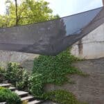 Système voile enroulable pour moduler l'ombre dans un petit jardin