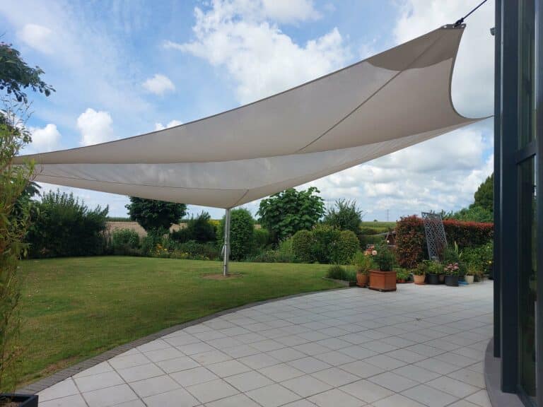 Zoom sur une voile d'ombrage Pampero à 4 côtes enroulable