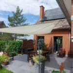 Zoom sur une voile d'ombrage Pampero installée sur une terrasse.