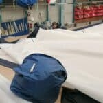 révision voiles bateau à l'atelier