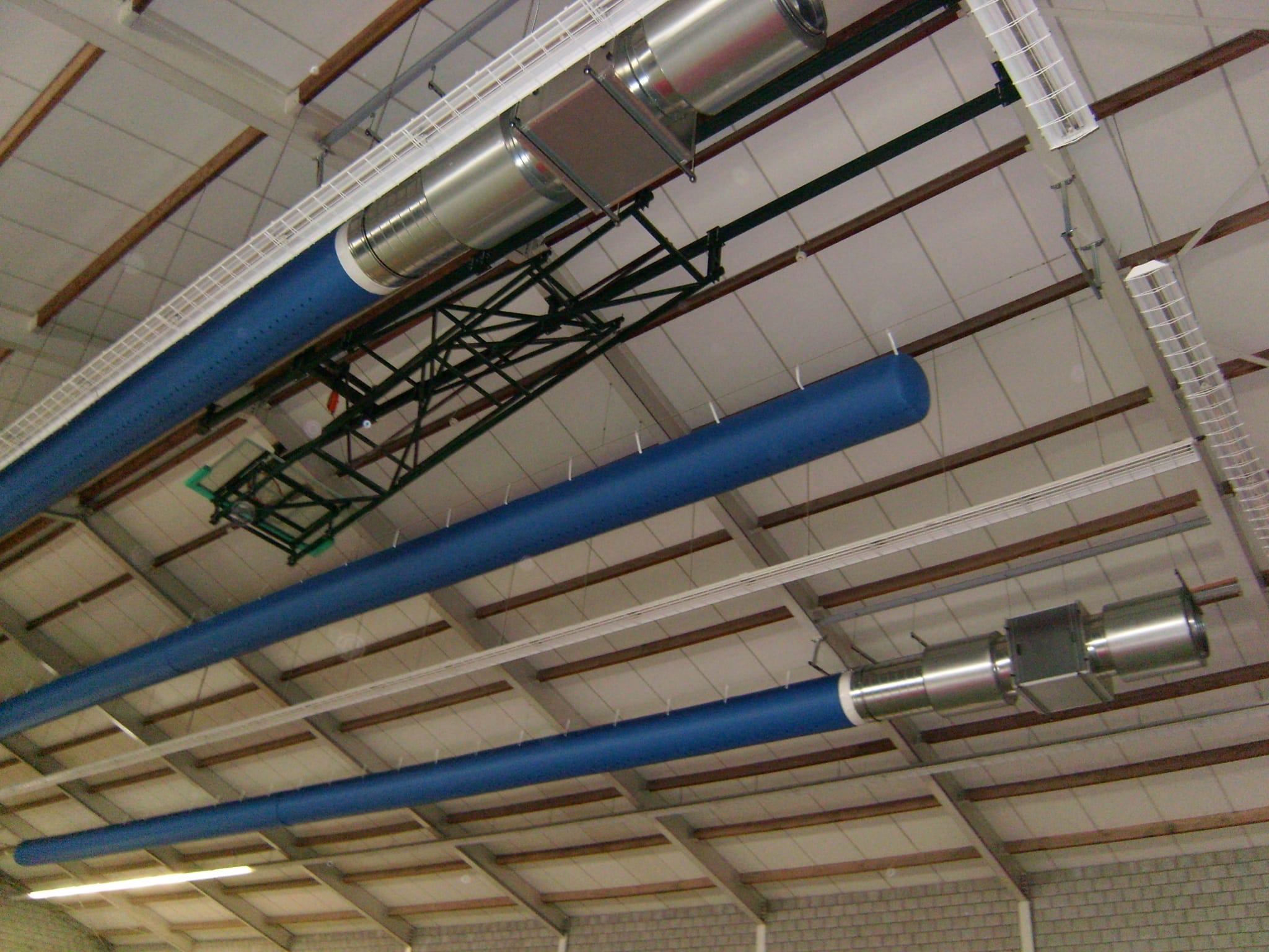 Installation de gaines textiles Tecvoilair® dans un hall omnisport