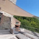 Une voile Tivano sur une terrasse haut perchée