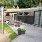 Dans une beau jardin, pose d'une voile en trapèze