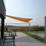 Deux voiles enroulables sur une belle terrasse